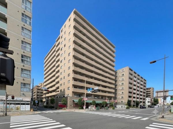ベイサイトコート横浜の外観|開放感のある広い交差点に面した建物で視認性が高いです。1階にはスーパーやお弁当屋さんがあり、日々の生活に便利です。道路に接しているためアクセスも便利です。