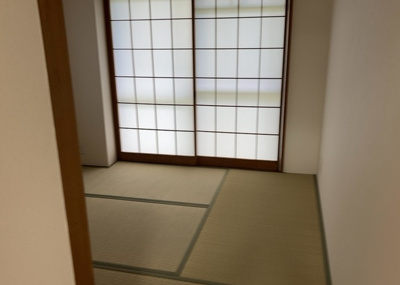 【洋室】 | スカイハイツ横山 １０２ | 洋室のメリットは重い家具が置きやすく、身の回りが整理しやすいことです。 床がフローリングのため畳とは異なり凹みにくいです。 クローゼットなど収納が豊富で、普段使わない旅行カバンや服の整頓も簡単にです。