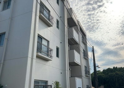 【現況写真】 | スカイハイツ横山 １０２ | 外観はマンション管理がされているかの目安になります。築年数が古いと、壁面は劣化してひび割れが生じることも！建物が古びていても細かいところが修繕されていると、きちんと管理されているなぁと感じるでしょう。