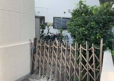 【駐車場】 | スカイハイツ横山 １０２ | 車一台あたりに必要なスペースは、標準サイズの普通自動車で横幅2m50cm、長さ5mは必要になります。ただし、乗降のことも考慮して横幅3m30cm、長さ5m50cmほどは確保できるところを選びましょう。