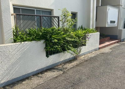 【庭】 | スカイハイツ横山 １０２ | 物件によっては、入居者が個人的に使用できる専用庭がついているものもあります。また、住宅の中にある土間の部分を庭と呼ぶこともあります。庭の用途は住む人によって変わり、それによってデザインもさまざまです。