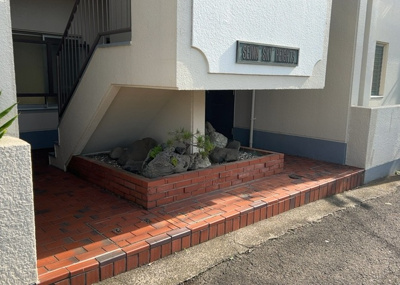 【中庭】 | スカイハイツ横山 １０２ | 中庭（パティオ）とは、一つの建築物の内部に設けられた、壁などで囲われている庭のことを指します。コの字型、ロの字型が主流ですが、L字型の中庭もあります。最近では、インテリア性の高さからも人気があります。