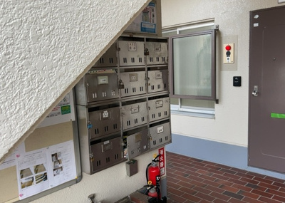【設備】 | スカイハイツ横山 １０２ | エントランス付近に設置されている集合ポストは、住んでいる部屋と離れているため、ポストをあさるなど誰かに何かされていても被害に気づきにくいです。入居する時には他人に特定されにくい番号で鍵をかけましょう！
