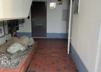 【ロビー】 | スカイハイツ横山 １０２ | ラウンジは、マンションの共用スペースに椅子やテーブルなどを配置した利用者が寛げる空間です。屋内型ラウンジと屋外型ラウンジがあります。共用部分の管理状況と合わせて、詳細については現地でご確認ください。