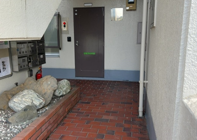 【その他共用部分】 | スカイハイツ横山 １０２ | 共有部分は、住民なら誰もが使える設備のこと。例えば駐車場やエレベーター、インターネット設備、セキュリティ設備などがあります。他にも、マンションの廊下・外部階段やエントランス・ゴミ置き場などがあります。