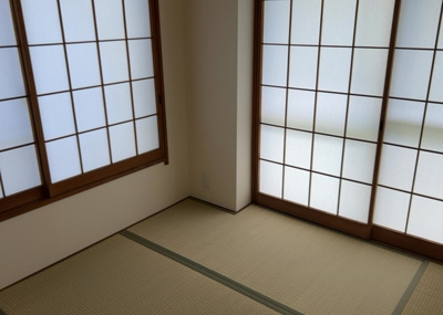 【子供部屋】 | スカイハイツ横山 １０２ | 子供が何人でも年齢によっては、受験時にしっかり壁のある個室があった方が良い場合もあります。難しい問題ですが、兄弟の人数や、性別や年齢差によって状況が異なりますので、数年後のこともしっかり考えましょう。