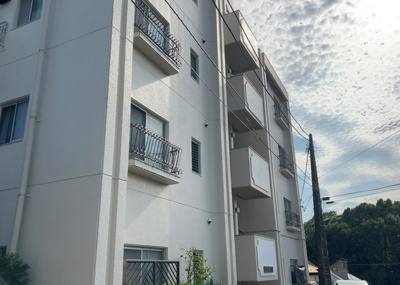 【構造・工法・仕様】 | スカイハイツ横山 １０２ | ＲＣ造、Reinforced Concreteは直訳すると補強されたコンクリートです。主に柱や梁・床・壁が鉄筋とコンクリートで構成おり、鉄筋を組んだ型枠にコンクリートを流し込んで固めたものを指します。
