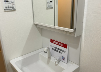 【独立洗面台】 | スカイハイツ横山 １０２ | 洗面化粧台では顔を洗ったり、身だしなみを整えることが本来の使い方ですが、用途によっては洗面化粧台に求められる機能が違ってくるため、ご自身や家族のライフスタイルに合ったものを選ぶことをおすすめ致します。