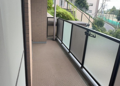 【バルコニー】 | プラタスガーデンつきみ野 １０８ | バルコニーは、室外の専用スペースのうち、「屋根がなく開放された空間」であるものを指します。ベランダより広いタイプのものが多く、日当たりもよいため家庭菜園などを楽しみたい人にとって適した環境となります。