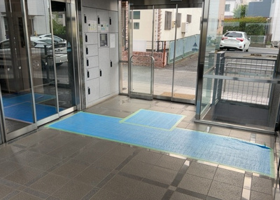 【エントランス】 | プラタスガーデンつきみ野 １０８ | マンションのエントランスには、もともと風よけや防犯の役割がありますが、マンションによって宅配ボックスなどの設備が備わっている所もあります。日々の生活をイメージしながら生活しやすさをチェックしましょう。