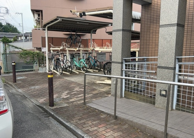 【駐車場】 | プラタスガーデンつきみ野 １０８ | 車一台あたりに必要なスペースは、標準サイズの普通自動車で横幅2m50cm、長さ5mは必要になります。ただし、乗降のことも考慮して横幅3m30cm、長さ5m50cmほどは確保できるところを選びましょう。