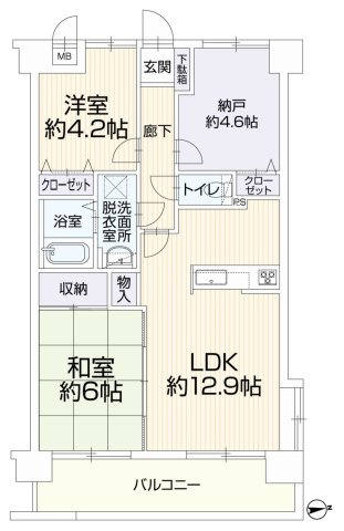 【間取り】 | プラタスガーデンつきみ野 １０８ | 2SLDKは、サービスルーム、二つの居室、リビングダイニングキッチンを備え、収納と趣味の空間を確保できます。リビングで家族団らんを楽しめるため、ファミリーにとって非常に魅力的な間取りと言えるでしょう。