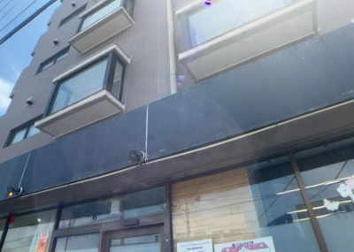 【現況写真】 | クオーレ相武台 ４０２ | 外観はマンション管理がされているかの目安になります。築年数が古いと、壁面は劣化してひび割れが生じることも！建物が古びていても細かいところが修繕されていると、きちんと管理されているなぁと感じるでしょう。