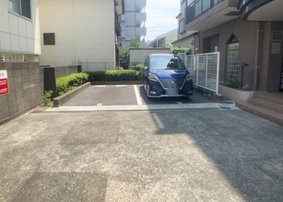 【駐車場】 | クオーレ相武台 ４０２ | 車一台あたりに必要なスペースは、標準サイズの普通自動車で横幅2m50cm、長さ5mは必要になります。ただし、乗降のことも考慮して横幅3m30cm、長さ5m50cmほどは確保できるところを選びましょう。