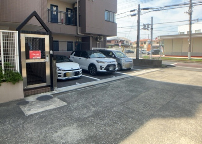 【駐車場】 | クオーレ相武台 ４０２ | 駐車場と明記されていても、最小スペースでつくられた駐車場だと大型車は駐車できなかったり、出入りしにくくなったりする可能性があります。お車のサイズと購入したい物件の駐車場のサイズを現地で確認しましょう。