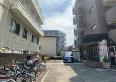 【庭】 | クオーレ相武台 ４０２ | 物件によっては、入居者が個人的に使用できる専用庭がついているものもあります。また、住宅の中にある土間の部分を庭と呼ぶこともあります。庭の用途は住む人によって変わり、それによってデザインもさまざまです。