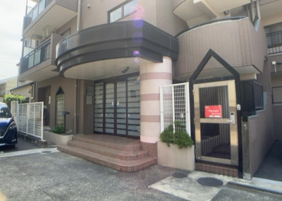 【中庭】 | クオーレ相武台 ４０２ | 中庭（パティオ）とは、一つの建築物の内部に設けられた、壁などで囲われている庭のことを指します。コの字型、ロの字型が主流ですが、L字型の中庭もあります。最近では、インテリア性の高さからも人気があります。