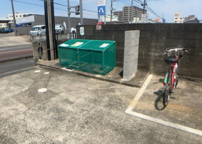 【設備】 | クオーレ相武台 ４０２ | 共有部分は、住民なら誰もが使える設備のこと。例えば駐車場やエレベーター、インターネット設備、セキュリティ設備などがあります。他にも、マンションの廊下・外部階段やエントランス・ゴミ置き場などがあります。