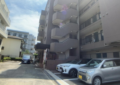 【構造・工法・仕様】 | クオーレ相武台 ４０２ | ＲＣ造、Reinforced Concreteは直訳すると補強されたコンクリートです。主に柱や梁・床・壁が鉄筋とコンクリートで構成おり、鉄筋を組んだ型枠にコンクリートを流し込んで固めたものを指します。