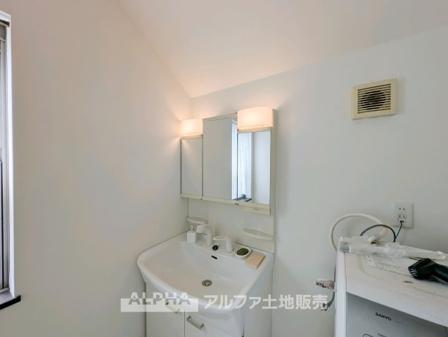 青梅市河辺町１丁目の中古一戸建の独立洗面台|【Powder room】
◆独立洗面台◆洗顔やヘアセットなど毎日使う場所だからこそ、使いやすさに配慮された設計。収納力もあり、すっきりとした空間で気持ちよく一日を始められます。