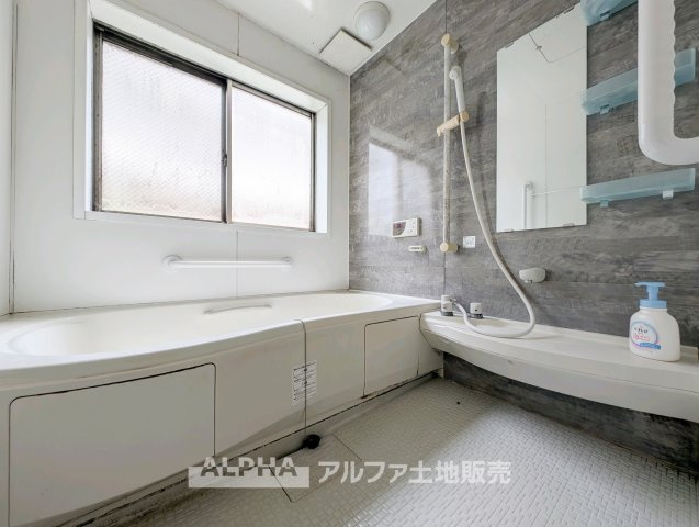 青梅市河辺町１丁目の中古一戸建の浴室|【Bath room】
◆バスルーム◆一日の疲れをゆっくり癒せる落ち着いたバスルーム。浴室乾燥機付きで天候を気にせず洗濯でき、毎日の暮らしにも便利な空間です。