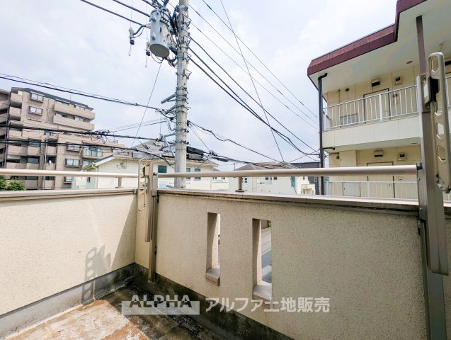 青梅市河辺町１丁目の中古一戸建のバルコニー|【outward appearance】
◆バルコニー◆家から望む空はブルースカイ。隔てるものは何もなく、そこにあるのは青い空と白い雲の景色がこの街の彩りを演出している。