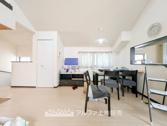 青梅市河辺町１丁目の中古一戸建の居間・リビング|【Gathering Place】
◆人を招きたくなる◆
友人とのホームパーティーや、ご親族との食事会など、大切な人と過ごす時間をより心地よく演出するリビングです。