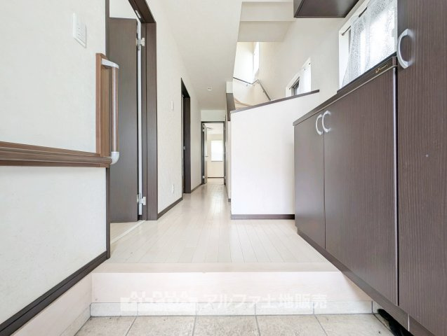 青梅市河辺町１丁目の中古一戸建の玄関|【Entrance Design】
◆玄関◆出入りのたびに気持ちが整うような落ち着きある玄関空間。シンプルな構成で使いやすく、住まい全体の印象をやわらかく引き立てます。