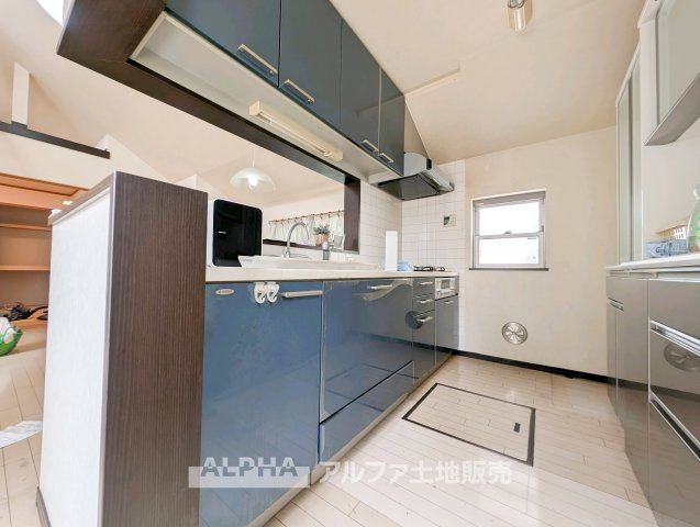 青梅市河辺町１丁目の中古一戸建のキッチン|【Timeless Kitchen】
◆暮らしの真ん中にある場所◆毎日の食事も、何気ない会話も自然と集まるキッチンスペース。空間に調和するデザインが、過ごす時間そのものを心地よく変えてくれる。
