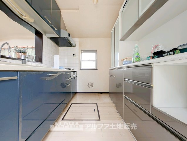 青梅市河辺町１丁目の中古一戸建のキッチン|【Daily Comfort】
◆毎日を整える空間◆使いやすさに配慮されたキッチンは、料理をする時間まで楽しく感じられる場所。暮らしのリズムに自然と馴染み、心地よい日常を演出します。