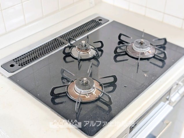 青梅市河辺町１丁目の中古一戸建のキッチン|【gas stove】◆ガスコンロ◆使い勝手に配慮されたガスコンロを備えたキッチン。火力調整がしやすく、毎日の調理がスムーズに進み、家事の時間を心地よく支えてくれます