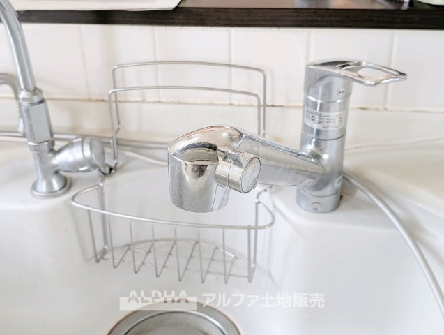 青梅市河辺町１丁目の中古一戸建のキッチン|【Water cleaner】
◆浄水器◆蛇口から流れ出すお水はクリーンでいつも楽しめます。また浄水器内臓シャワー混合栓なので場所取らずのスッキリとしたスタイルです。