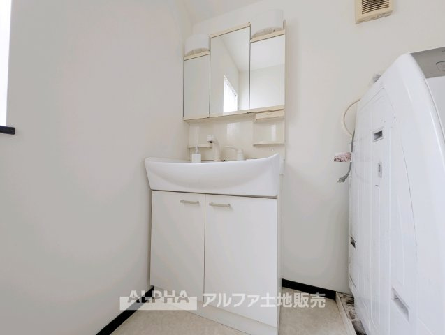 青梅市河辺町１丁目の中古一戸建の独立洗面台|【Laundry space】
◆ランドリースペース◆洗濯から乾燥までを効率よくこなせる家事空間。浴室換気乾燥機を備えており、外干しが難しい日でも快適に洗濯物を乾かせます。