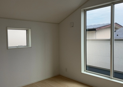 【洋室】 | 長房新築戸建 | 洋室のメリットは重い家具が置きやすく、身の回りが整理しやすいことです。 床がフローリングのため畳とは異なり凹みにくいです。 クローゼットなど収納が豊富で、普段使わない旅行カバンや服の整頓も簡単にです。