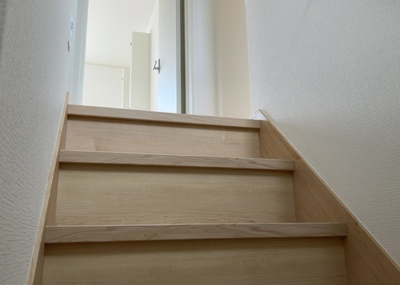 【内装】 | 長房新築戸建 | 建物の上下階の通路である階段は、その位置によって動線や室内の印象が大きく左右されます。手摺にも重要な役割があり、転倒の防止・歩行や動作を円滑にして日常生活を支えることを主な目的として設置されています。