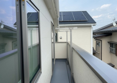 【バルコニー】 | 長房新築戸建 | バルコニーは、室外の専用スペースのうち、「屋根がなく開放された空間」であるものを指します。ベランダより広いタイプのものが多く、日当たりもよいため家庭菜園などを楽しみたい人にとって適した環境となります。