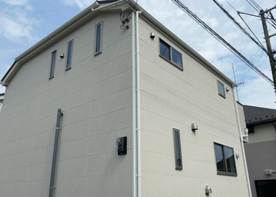【外観】 | 長房新築戸建 | ついに完成致しました！現地をご見学に行く際は、道路の幅や周辺の交通量、施設などをご確認頂くことをおすすめします！物件の流れが早いため、内見をしたい方はお早めに当社営業までお問い合わせ頂きご予約下さい！