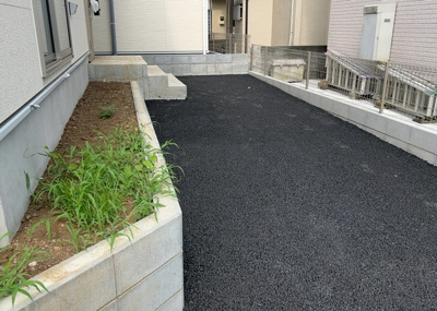 【駐車場】 | 長房新築戸建 | 駐車場と明記されていても、最小スペースでつくられた駐車場だと大型車は駐車できなかったり、出入りしにくくなったりする可能性があります。お車のサイズと購入したい物件の駐車場のサイズを現地で確認しましょう。