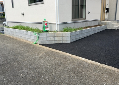 【前面道路含む現地写真】 | 長房新築戸建 | 住宅用の土地では前面道路に2m以上接していなければならないと法律で定められています。しかし、お持ちの車のサイズやライフスタイルなどにより、2mでは利便が悪い場合もございますので、事前に確認しましょう。