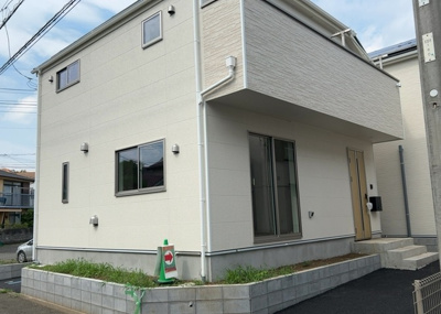 【構造・工法・仕様】 | 長房新築戸建 | 木造住宅とは土台、壁、柱など建築物の強度を支える構造体の材に木が使用されている構造を指します。構造体は建物の自重を支えるだけではなく風圧や水圧、積裁荷重などあらゆる衝撃に耐えるための基礎です。