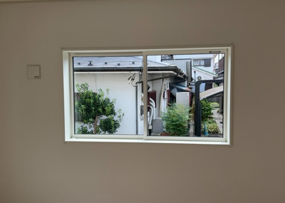 【内装】 | 長房新築戸建 | サッシとは、ガラス窓に使用される金属製の窓枠のことです。一般的に住宅建築では、金属製建具工事の段階で備え付けるもので、ガラス類や玄関、バスルームのスチール製のドアなどと同じタイミングで工事を行います。