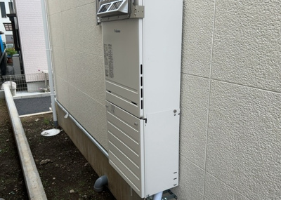 【発電・温水設備】 | 長房新築戸建 | 省エネ給湯器とは従来型の給湯器より熱効率が高く、少ない燃料でたくさんのお湯を沸かすことが出来る高効率な給湯器のことを指します。また、省エネ給湯器には種類があり、利便性や効果なども様々です。