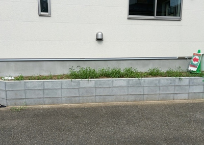 【前面道路含む現地写真】 | 長房新築戸建 | お持ちの車種によっては前面道路が広い方が便利でしょう。しかし、前面道路が広ければその分交通量が多くなるため、騒音などが気になる場合があります。実際に現地を見学し、周辺交通量や騒音などを確認しましょう！