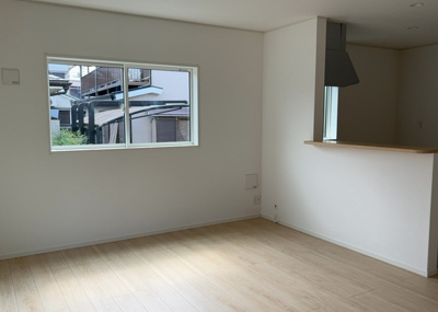 【居間・リビング】 | 長房新築戸建 | リビングの間取りの種類は大きくわけてリビングとダイニングが別になっているタイプ、リビングダイニング一体型です。どちらも一長一短ですので、家を選ぶ時はその両面をチェックして決めるようにしましょう。