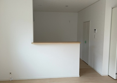 【キッチン】 | 長房新築戸建 | DKの物件でも広く見せたい方は、ダイニングスペースを広く使えるように工夫しましょう。低めのダイニングソファを置くと、家具の圧迫感が減り、広く見せることができ、ダイニングをリビングのように使用できます！
