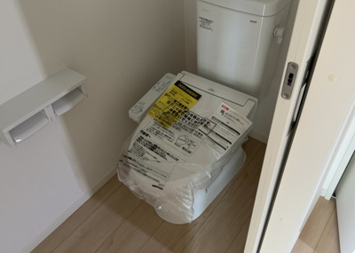 【トイレ】 | 長房新築戸建 | トイレは大きさや形、機能、抗菌性などが異なる多種多彩なタイプが各メーカーから出ています。それぞれに良さがあるため、事前にどういったタイプのトイレがいいのかをご家庭内で決めて、内見に行くといいでしょう。