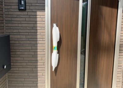 【防犯設備】 | 田名新築戸建 | 防犯面にも配慮されたTVモニタ付インターホンを設置済み。訪問者を事前に画像と音声で確認できるため、不審者の侵入を防ぎ安全な暮らしを守ります。防犯性が高く、小さなお子様がいるご家庭も安心です。
