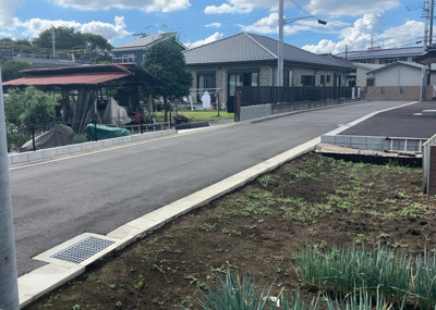 【前面道路含む現地写真】 | 田名新築戸建 | 前面道路は南西側５．０ｍの公道となっており、開放的でスッキリとした街並みです。車での移動や出入りがしやすく、駐車も楽に行えます。田名バスターミナル（徒歩６分）も利用可能な便利な立地となります。