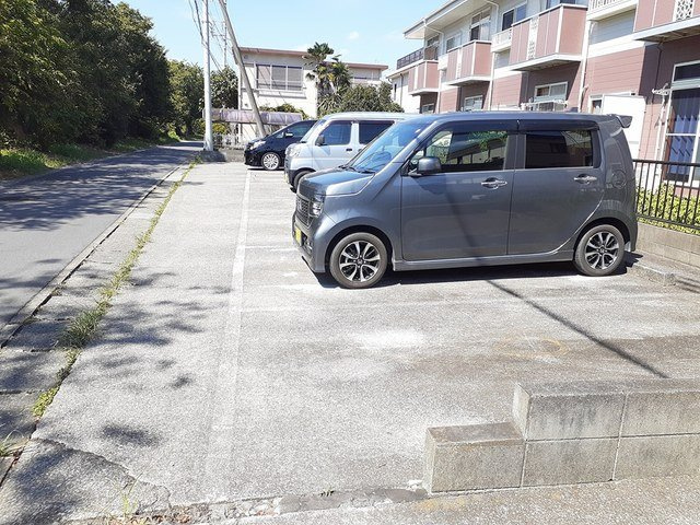 エルディムリバーサイドの駐車場