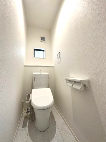 社が丘貸家 １号棟のトイレ|コンパクトで使いやすいトイレです